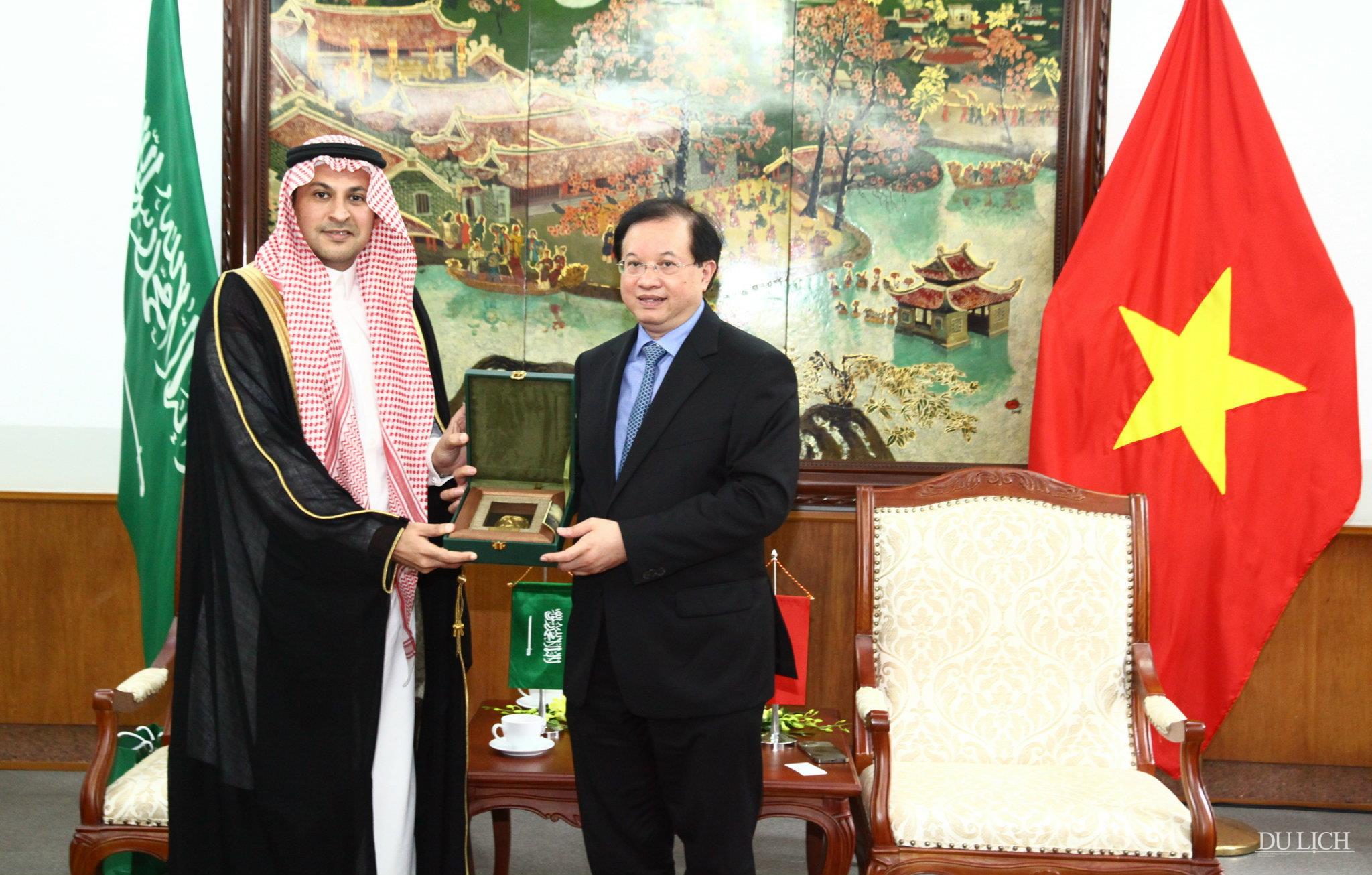  Thứ trưởng Tạ Quang Đông tặng quà cho ngài Đại sứ Vương quốc Ả- rập-Xê- út tại Việt Nam.